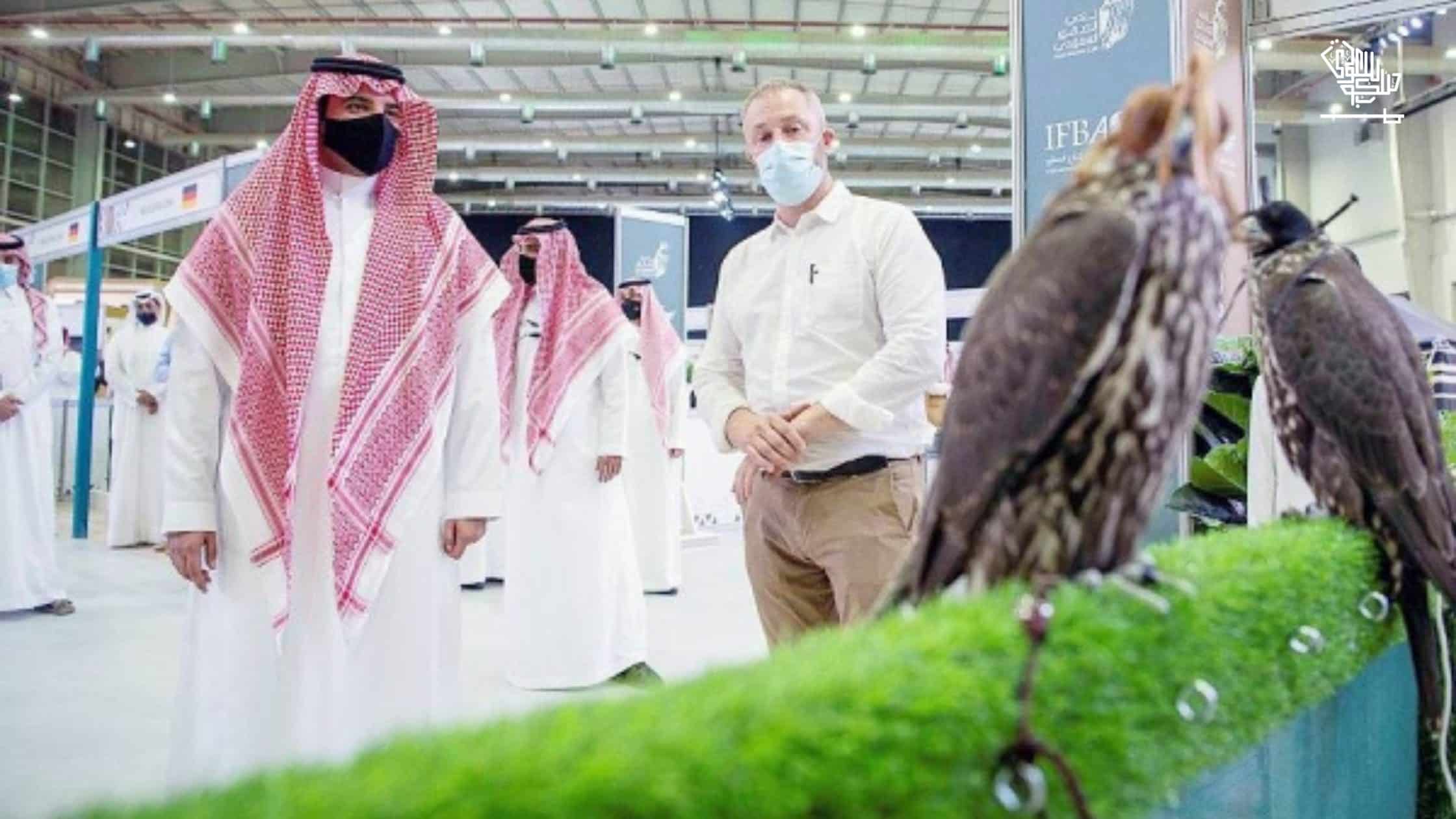 The Interior Minister meets falcon producers during the IFBA visit.
