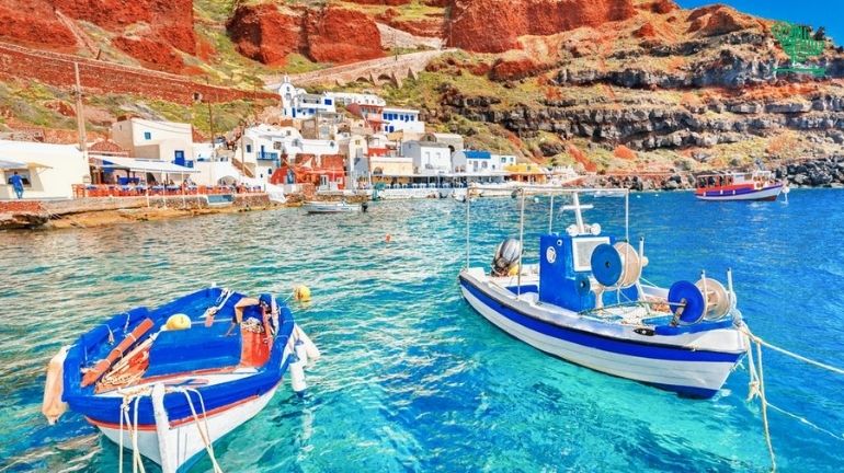Santorini, Greece-top-7-must-visit-places-of-the-world-and-why-saudiscoop (6)